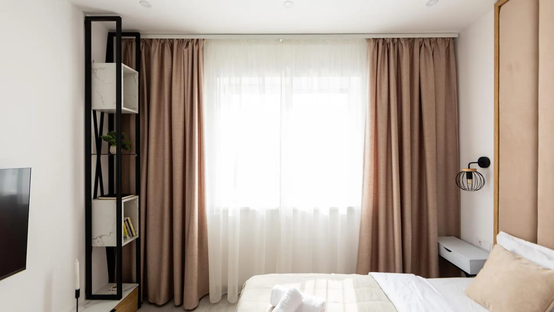 Grey Studio With Free Parking Bucarest Rumanía