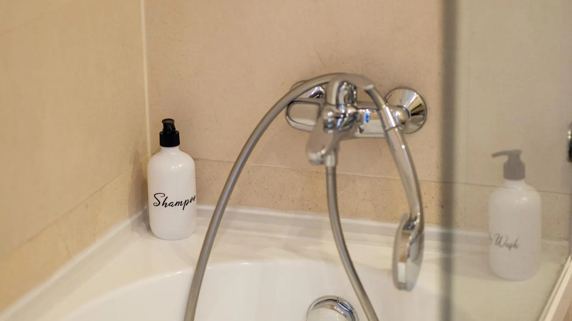 Apartamento Grey Studio With Free Parking Bucarest